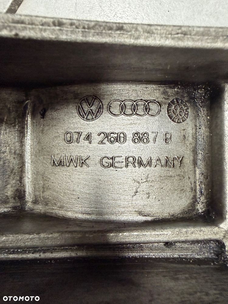 Łapa sprężarki klimatyzacji VW T4 2.5 TDI 074260887B - 3