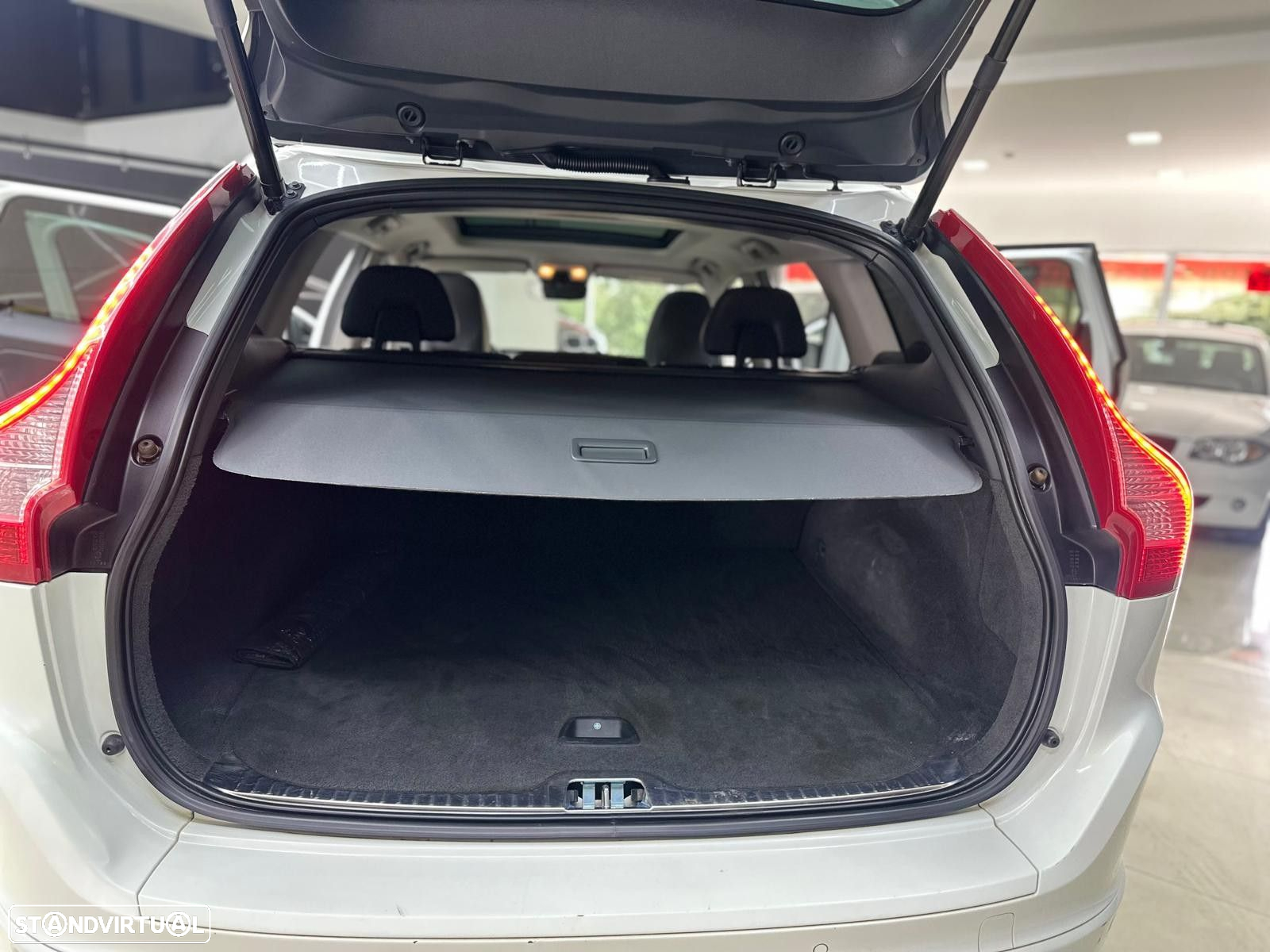 Volvo XC 60 2.0 D4 R-Design Momentum - 8