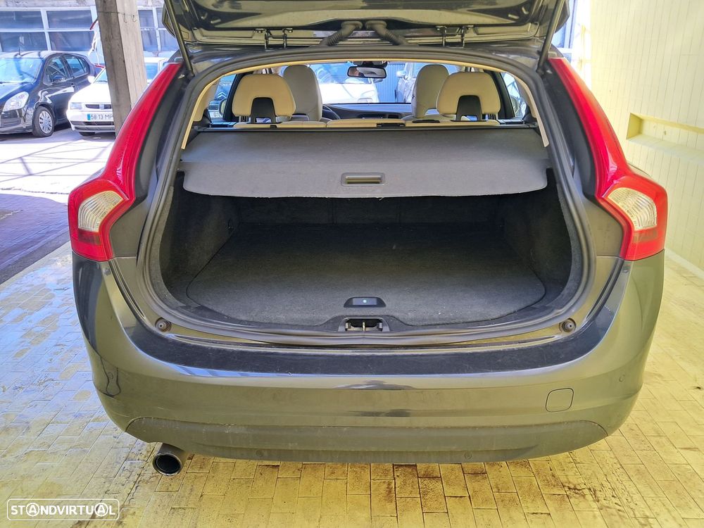 Volvo V60 2.0 D3 Momentum - 17