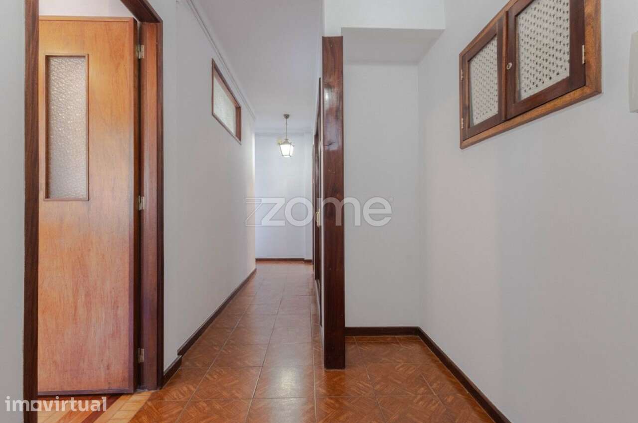 Apartamento T3+1 Renovado | Garagem Fechada | Transportes à Porta - Grande imagem: 2/21