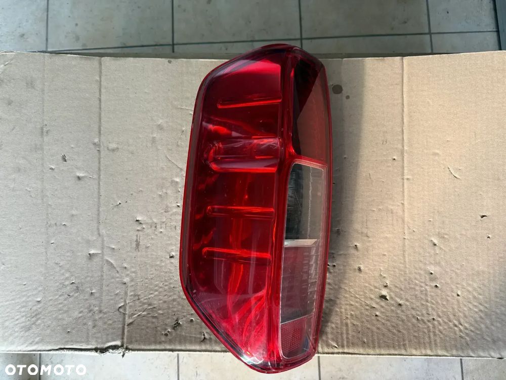 Reflektor / lampa tylna Nissan Navara D40 lewa strona - oryginalna - 1