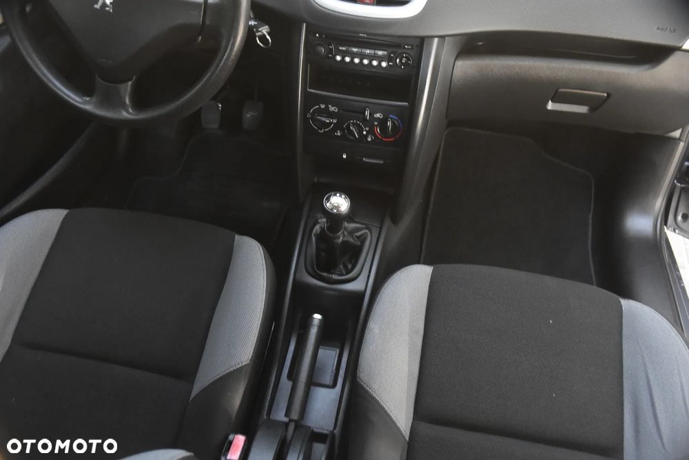 Peugeot 207 1.4 16V Trendy - 10