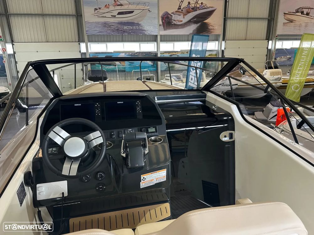 Quicksilver Activ 875 Sundeck - 39