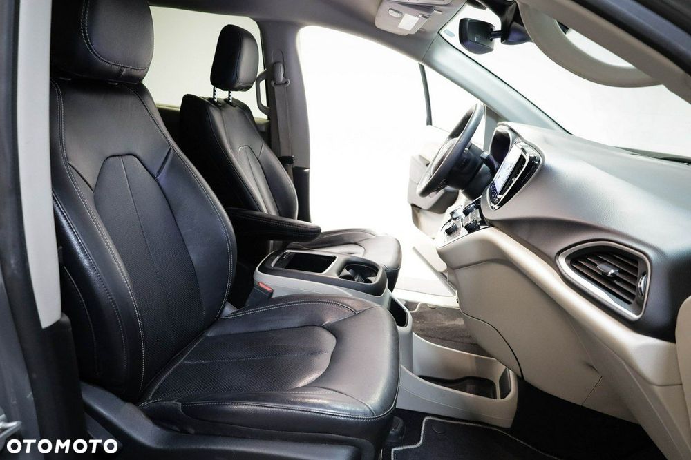 Chrysler Pacifica - 25