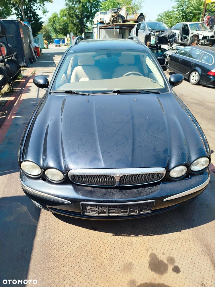 Jaguar na części.
