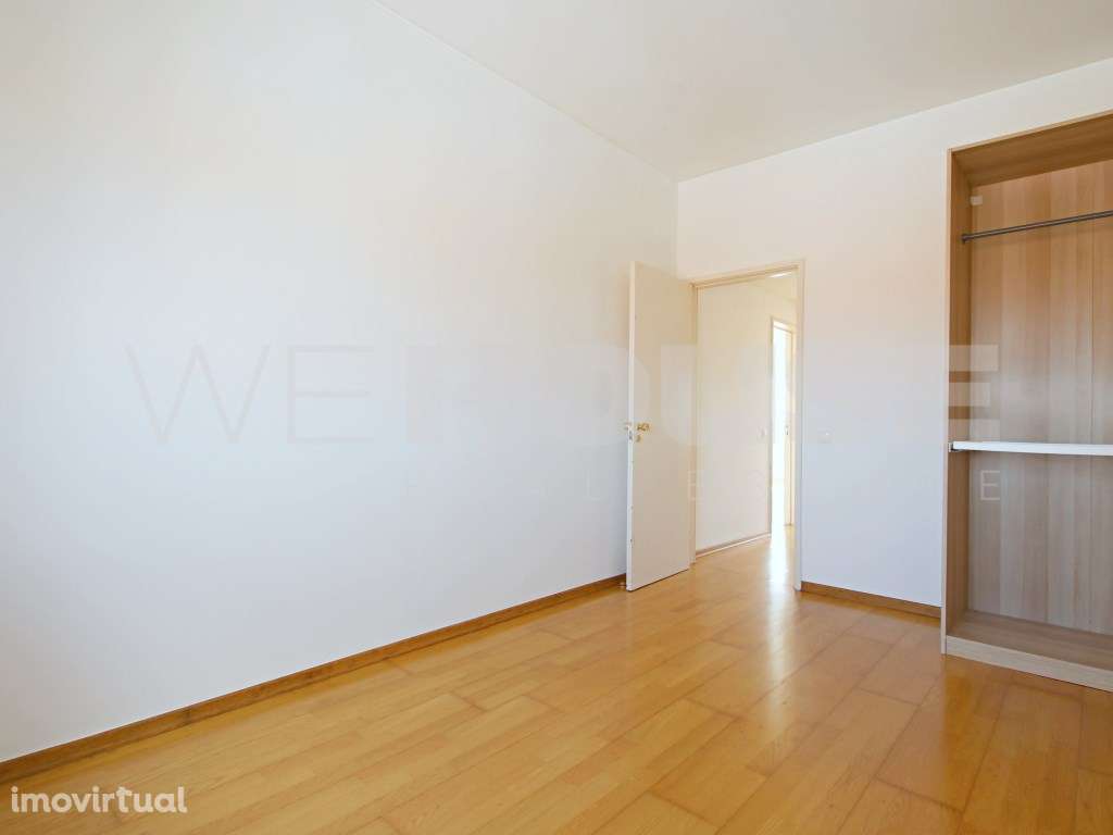 T2 perto do Terminal rodo-ferro-fluvial do Barreiro - Grande imagem: 2/20