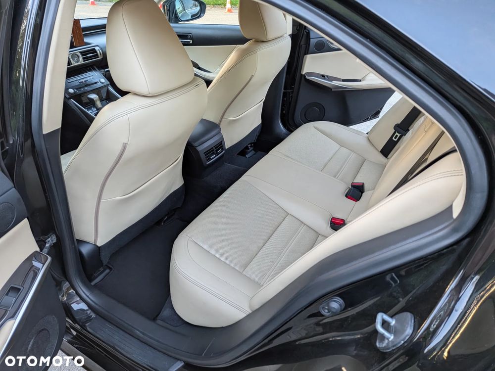 Lexus IS 300h Prestige - 22