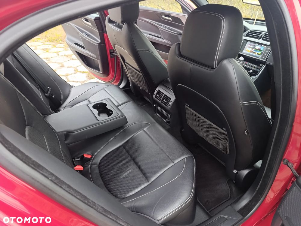 Jaguar XE 20d R-Sport - 18