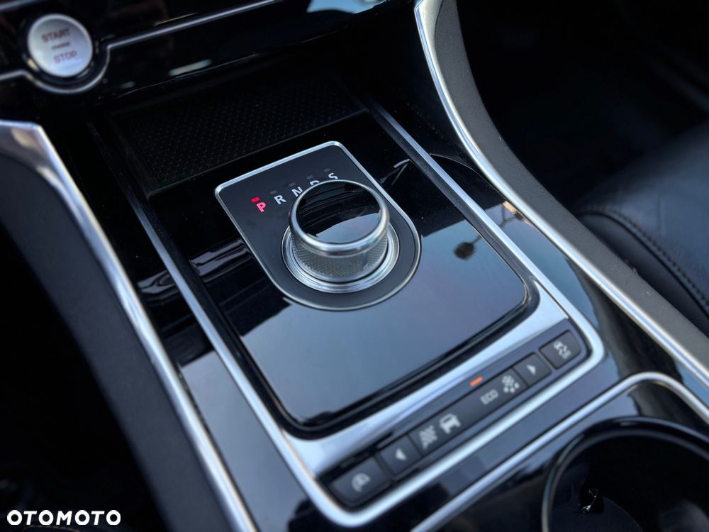Jaguar XE 20d Portfolio - 25