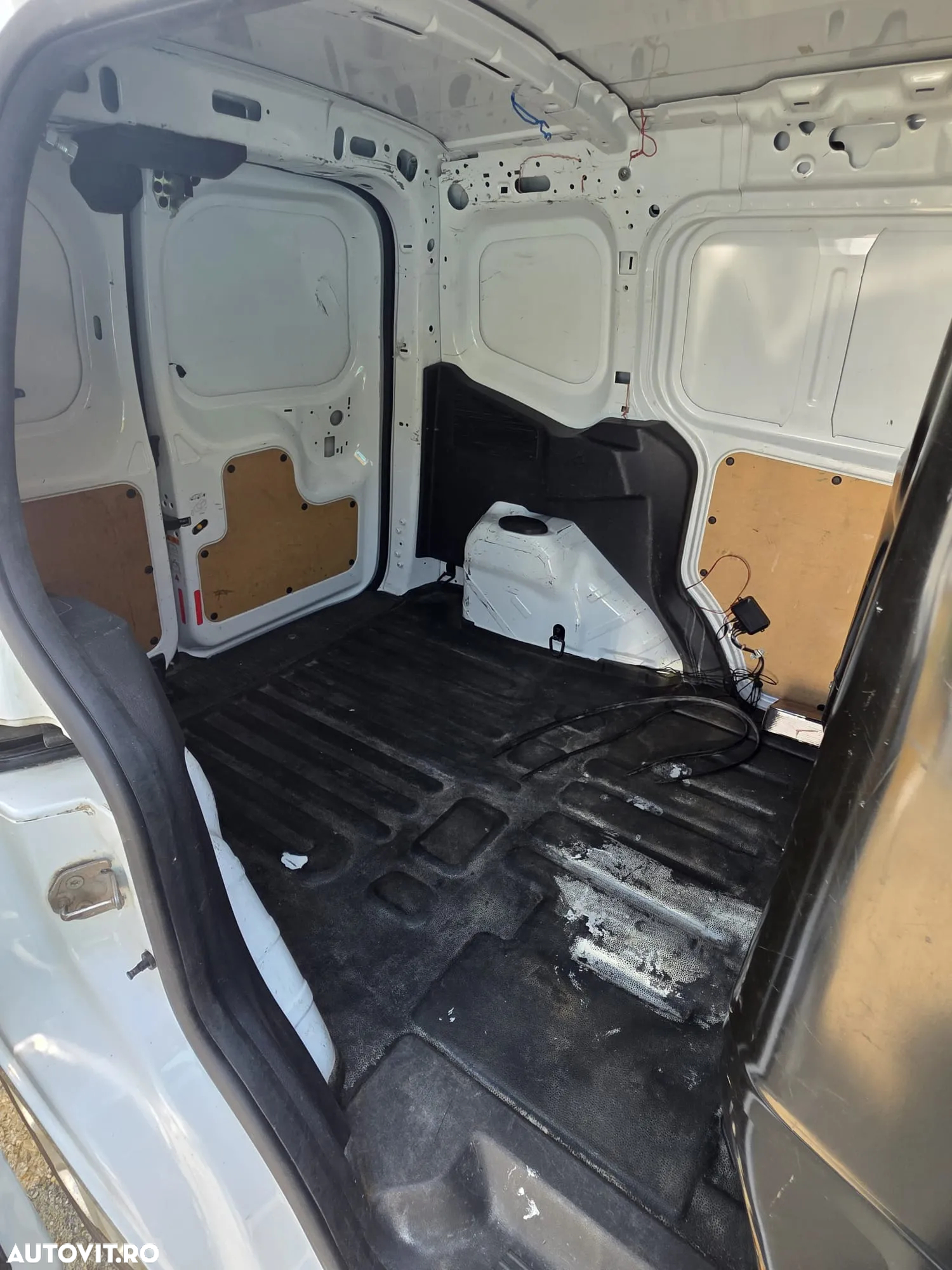 Ford Transit Courier - 12
