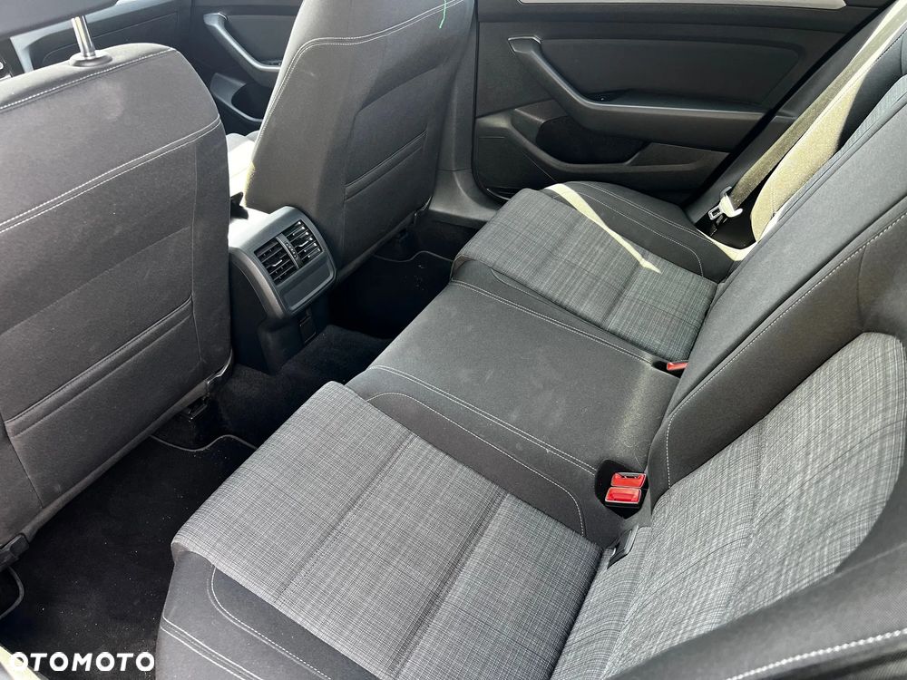 Volkswagen Passat - 11