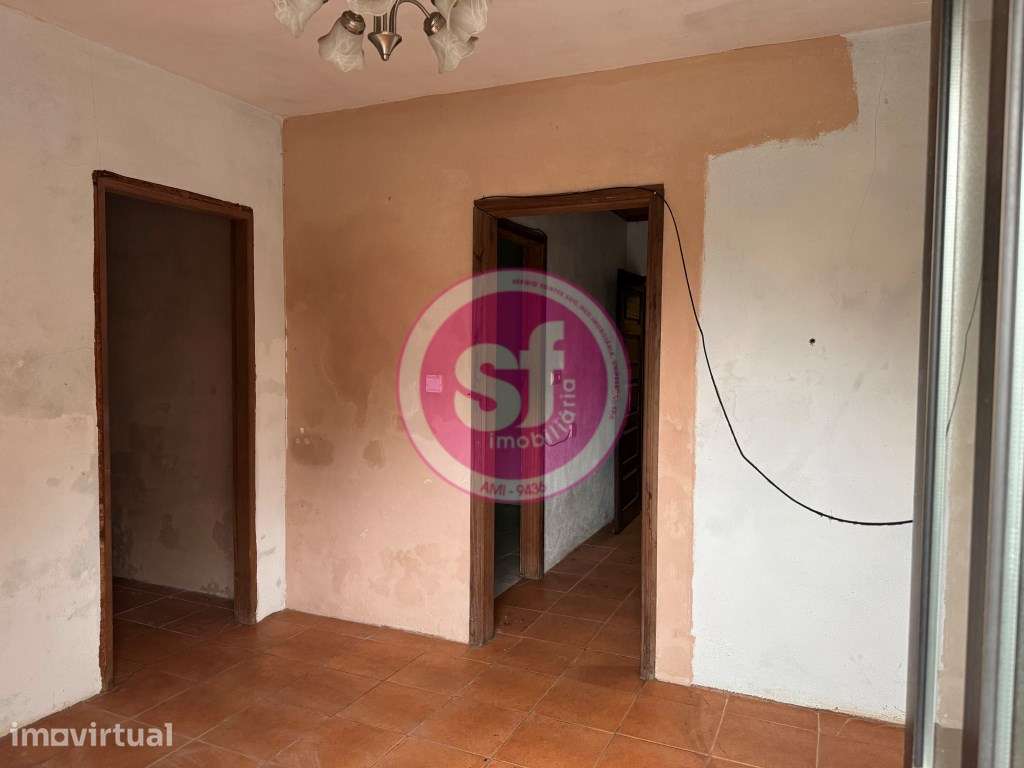 Moradia térrea T2 em lote de 450 metros, com grande potencial - Grande imagem: 3/16