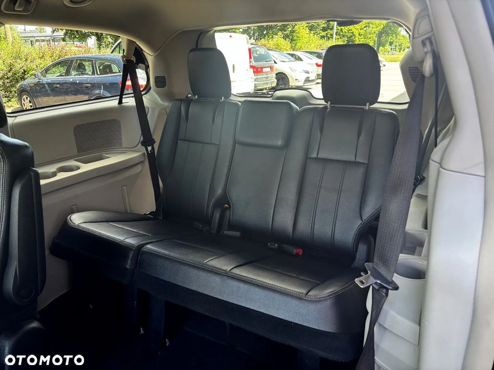 Chrysler Town & Country 3.6 Limited - 26