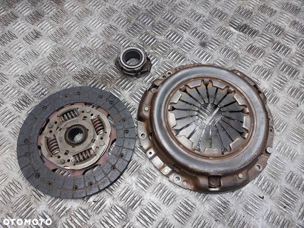 SPRZĘGŁO TARCZA + DOCISK + ŁOŻYSKO OPOROWE TOYOTA AVENSIS T25 2.0 16V - 1