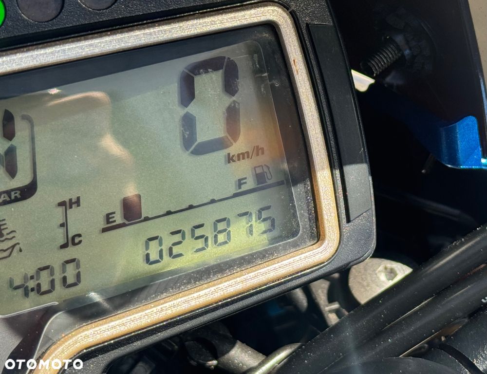 Suzuki GSR - 21