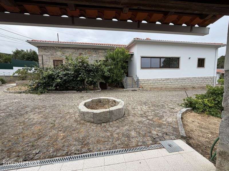 Casa T3 com jardim, churrasqueira e garagem na Esculca em Viseu - Grande imagem: 5/12
