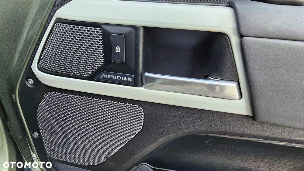 Land Rover Defender - 27