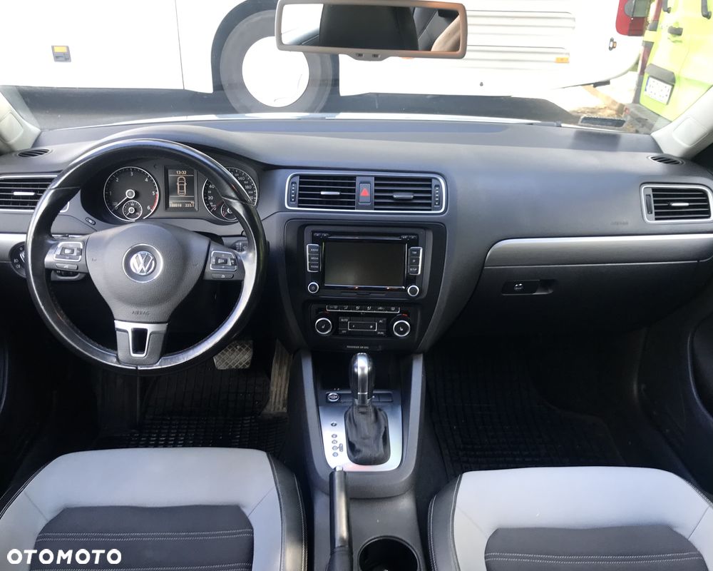 Volkswagen Jetta 1.6 TDI Highline DSG - 6