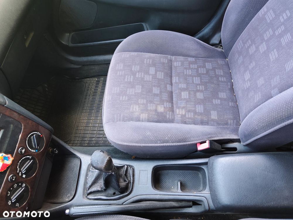 Toyota Avensis 2.0 VVT-i Sol - 17