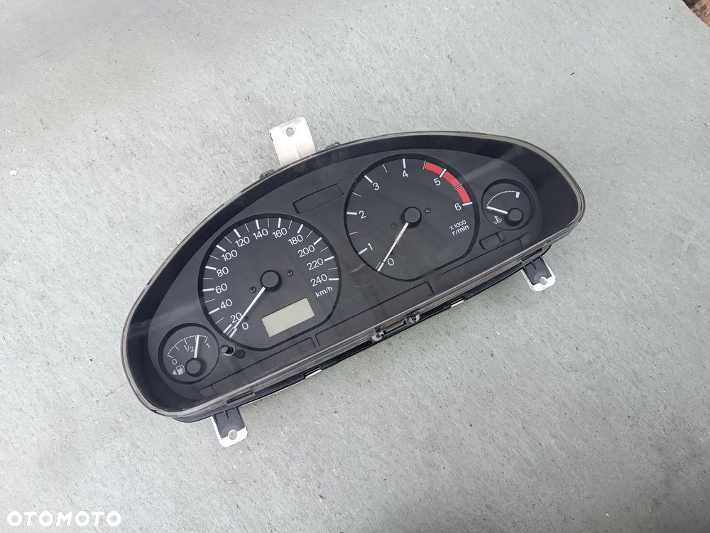 MITSUBISHI CARISMA 1.9 DID F9Q LICZNIK ZEGARY - 1