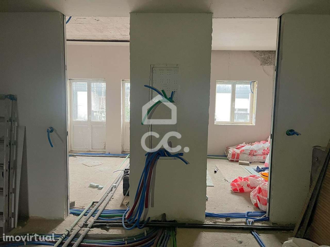 Prédio com Loja de 489 m² e 2 Apartamentos no Coração de Vila Nova de - Grande imagem: 2/37