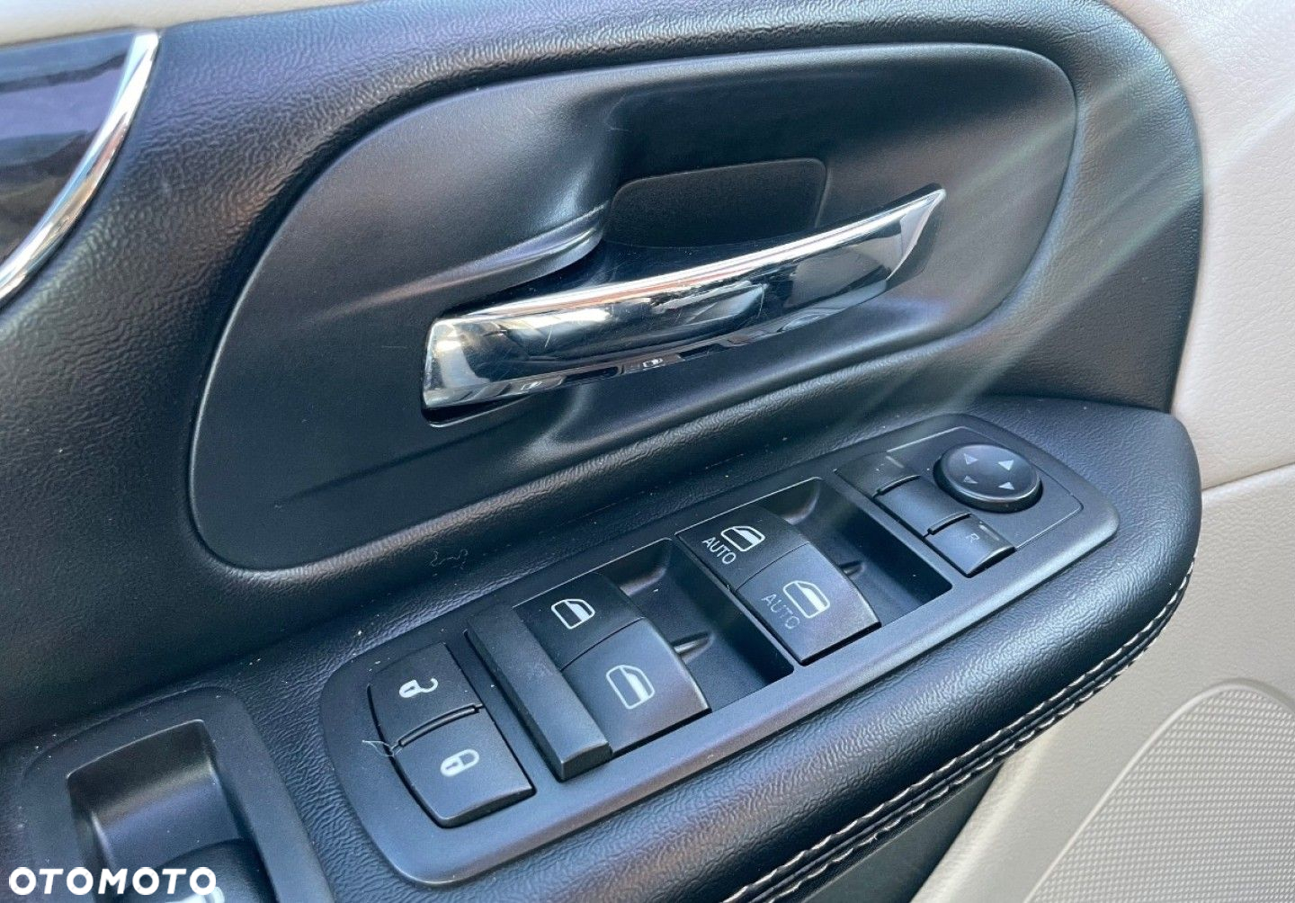 Chrysler Town & Country - 8