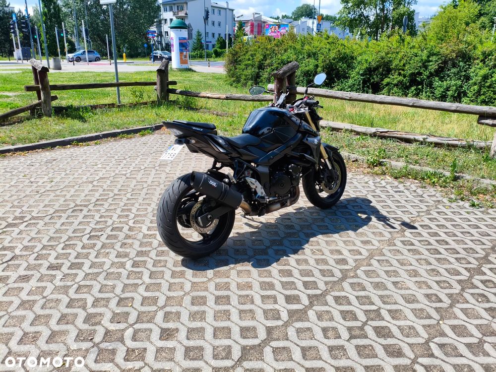 Suzuki GSR - 4