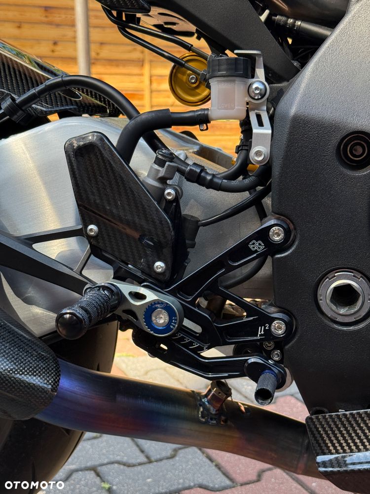 Yamaha R1 - 6