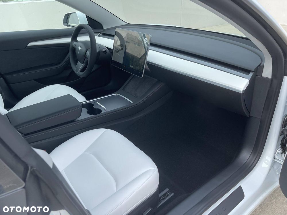 Tesla Model 3 - 8