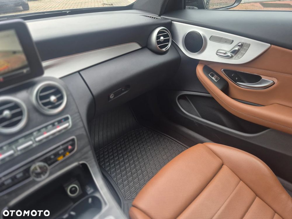 Mercedes-Benz Klasa C 300 9G-TRONIC - 26