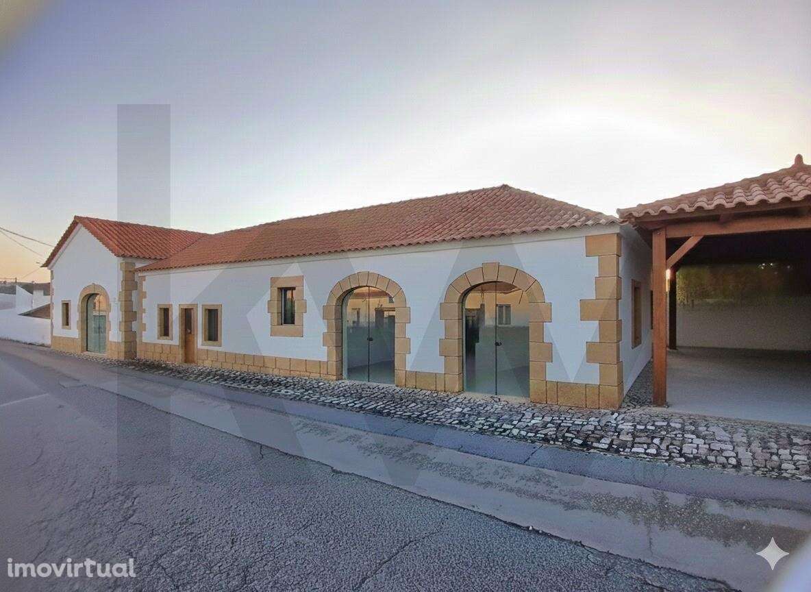 Moradia de Aldeia T2 com Terreno e Adega no Zambujal – Oportunidade de - Grande imagem: 2/18