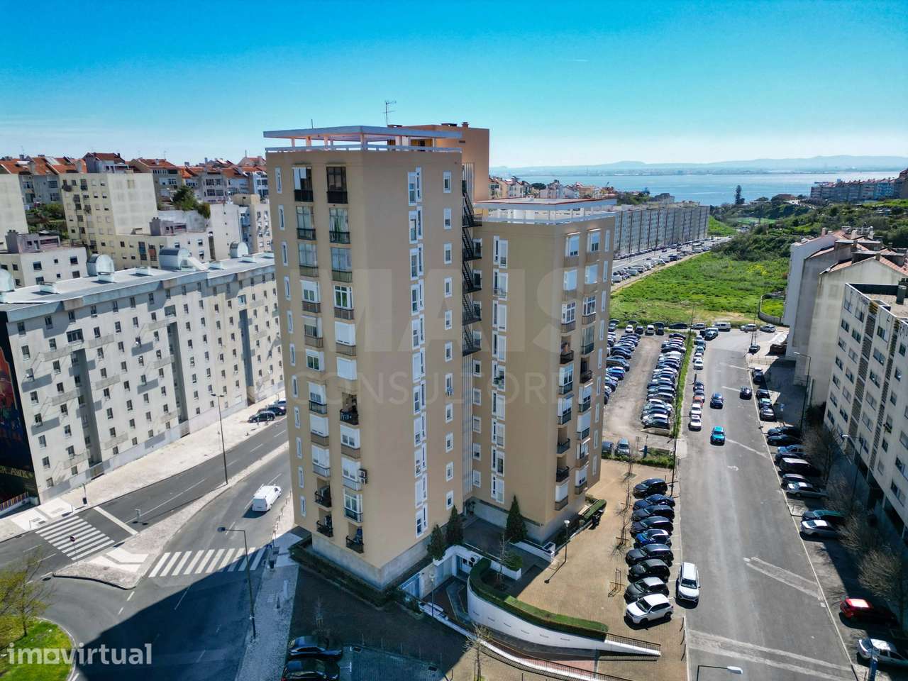 T2 Renovado com Vista Rio | Av. Mouzinho de Albuquerque - Grande imagem: 2/36