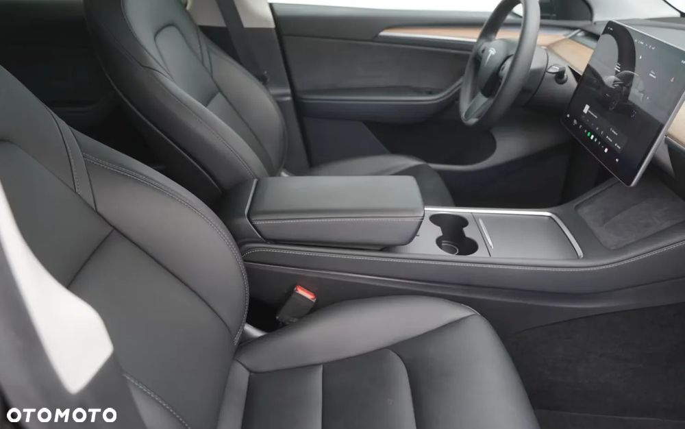Tesla Model Y - 8