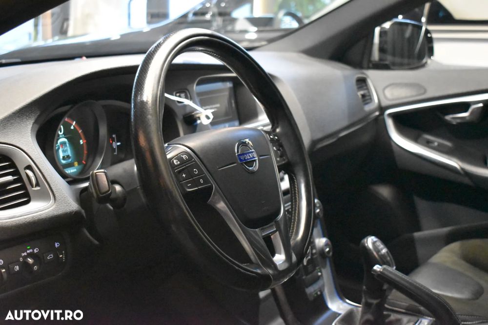 Volvo V40 D3 R-Design - 8