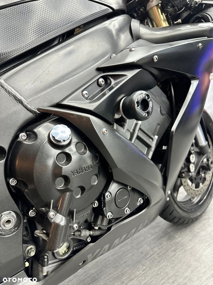 Yamaha R1 - 8
