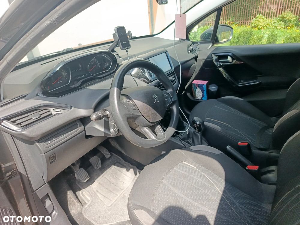Peugeot 208 - 5