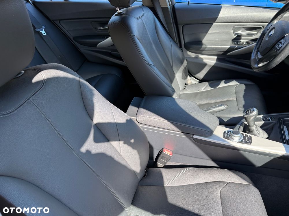 BMW Seria 3 320i - 11