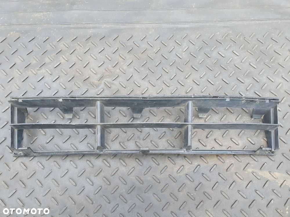 BMW 5 E39 95-00 ATRAPA KRATKA ŚRODKOWA ZDERZAKA 8235671 - 1