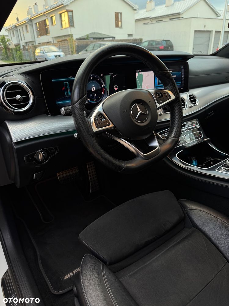 Mercedes-Benz Klasa E 220 d 4-Matic 9G-TRONIC - 22