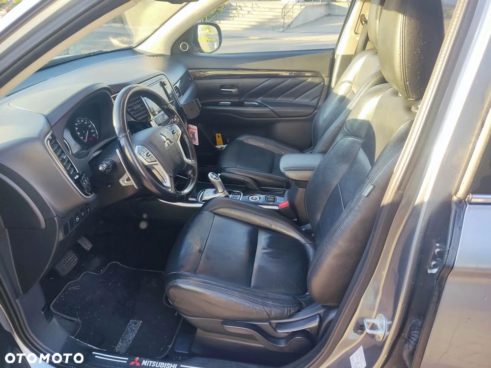 Mitsubishi Outlander Instyle NAVI + - 15
