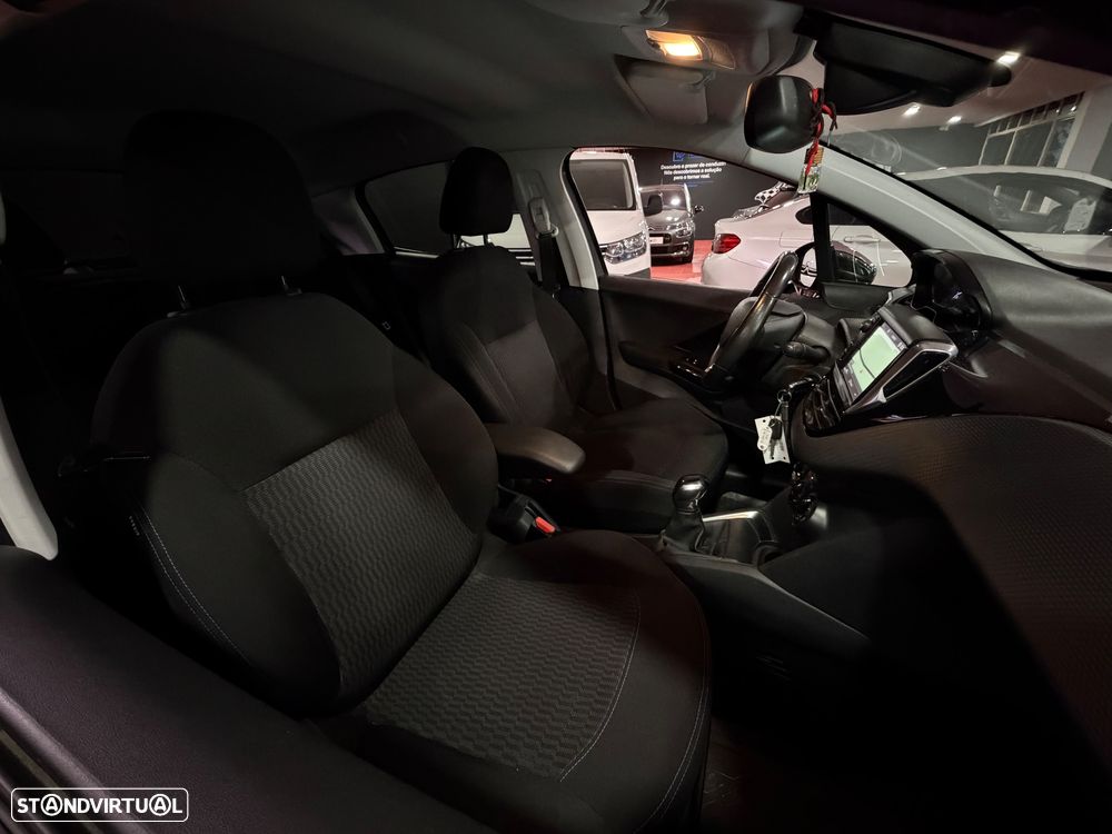 Peugeot 208 1.2 PureTech Signature - 26