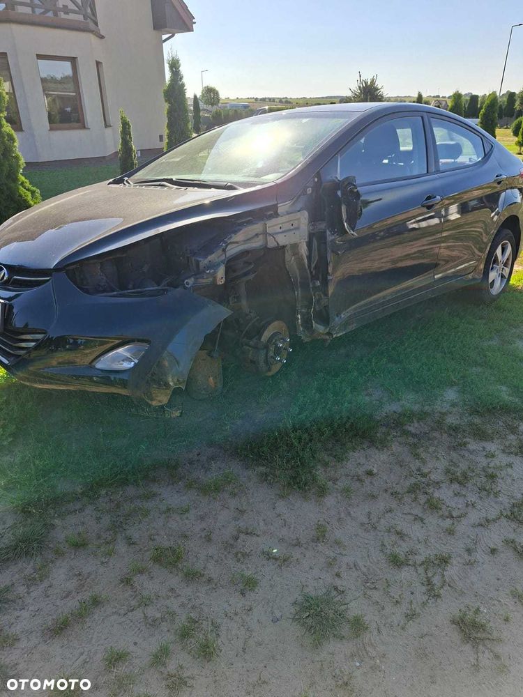 Hyundai Elantra - 4
