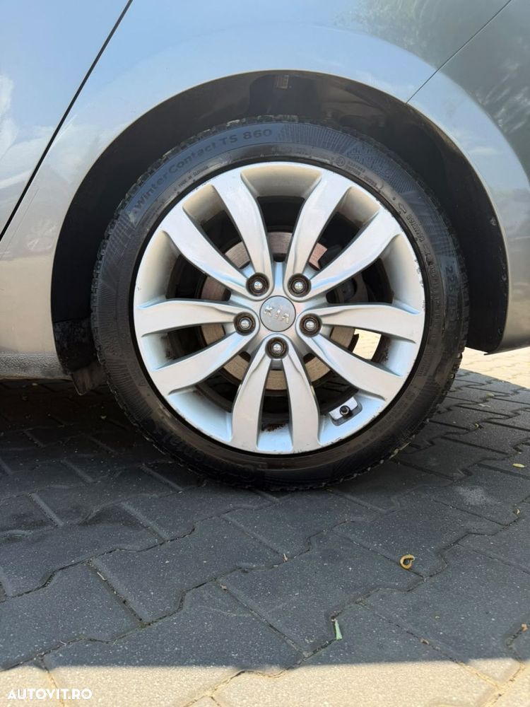 Kia Carens - 8