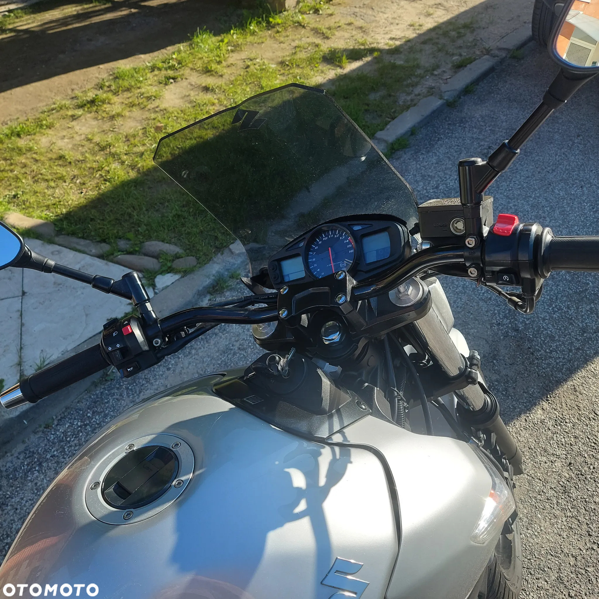 Suzuki GSR - 7