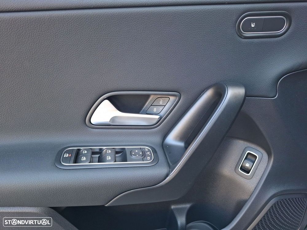 Mercedes-Benz a-250-limousine e - 19