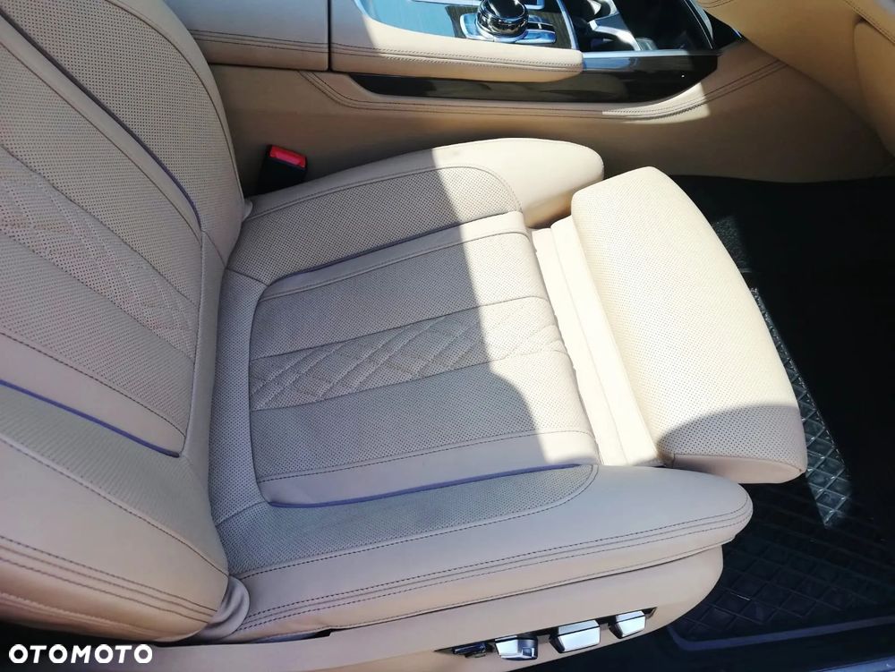 BMW Seria 7 750Li xDrive - 10