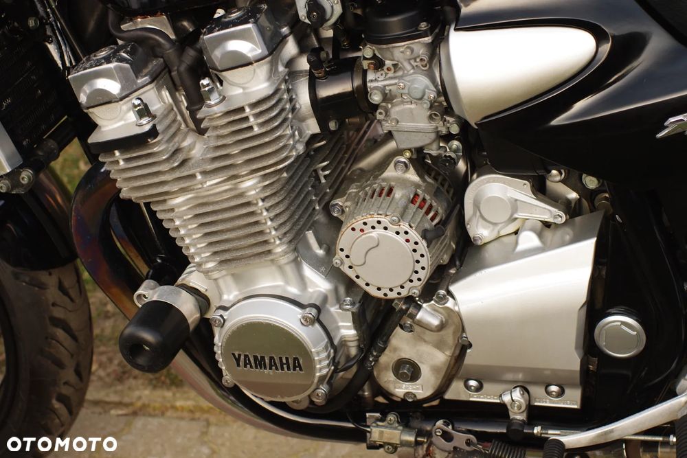 Yamaha XJR - 32