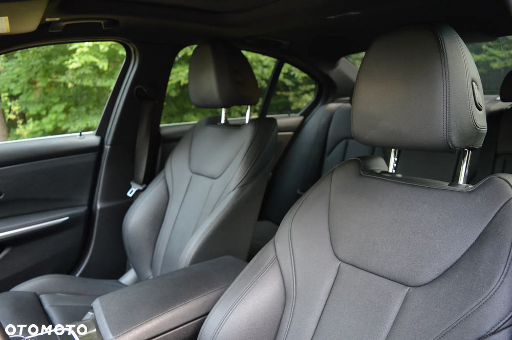 BMW Seria 3 330i - 26