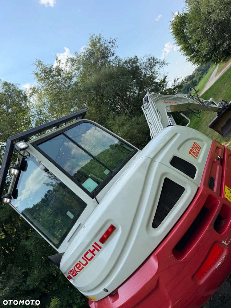 Takeuchi TB 260 Japońska Koparka Gąsienicowa 6 ton. Szybka maszyna i potężna moc. jak Nowa z Salonu 2020 rok. Niski Przebieg-2800mtg. KLIMATYZACJA. Nagłośnienie. Łyżka skarpowa oraz kopiąca. Szybko-złącze hydrauliczne. Yanmar silnik 4 cylindry! Maszyna z Norwegii. ani deka luzów i wycieków! OKAZJA Linia Hydr podwójna. Plus .Długie ramię PLUS. Oświetlenie LED dodatkowe. Zamki na tłokach. Wielka Okazja! Pełne sterowanie z dżojstików!! Aktualna DEKRA! - 29