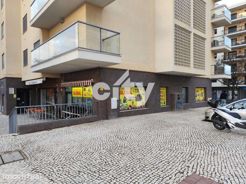 LOJA NO CORAÇÃO DE PORTIMÃO COM RENTABILIDADE - Grande imagem: 2/23